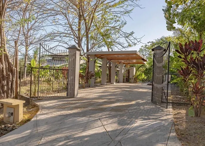 Casa Miyali Lakefront With Infinity Pool Villa *
