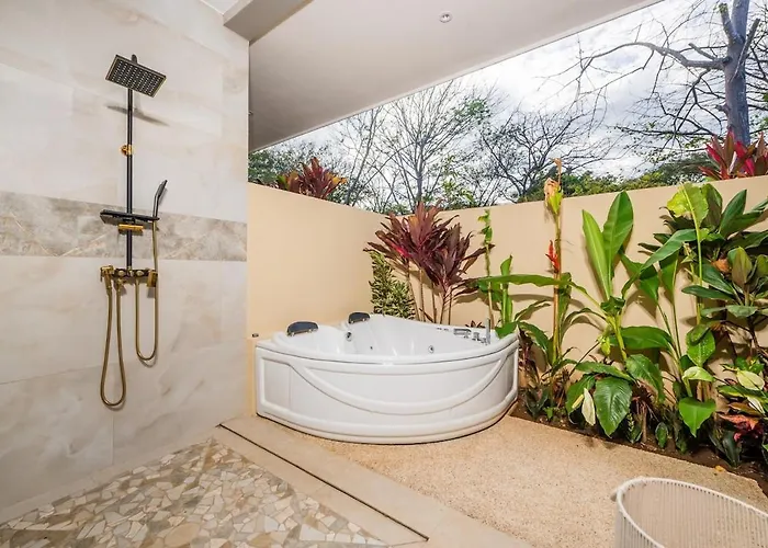 Villa Casa Miyali Lakefront With Infinity Pool Tamarindo